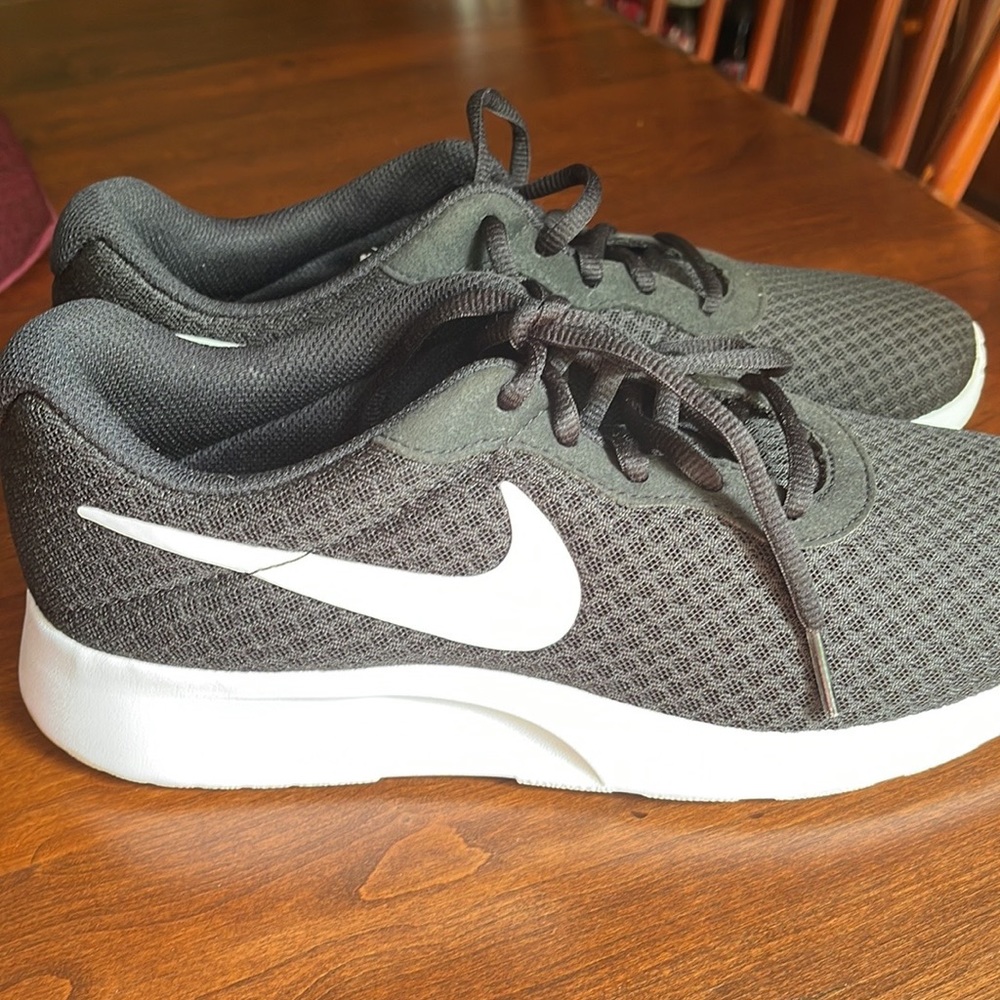 Nike shoes EUC size 9 - Picture 10 of 12